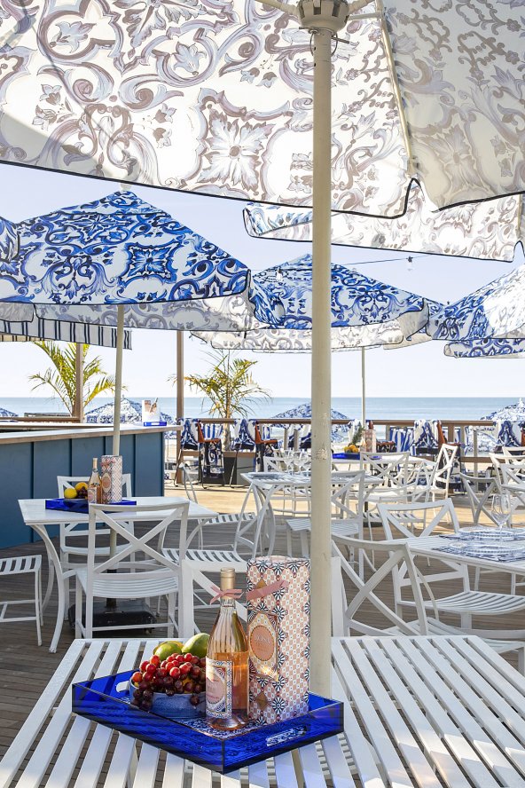 Table with blue and white umbrellas